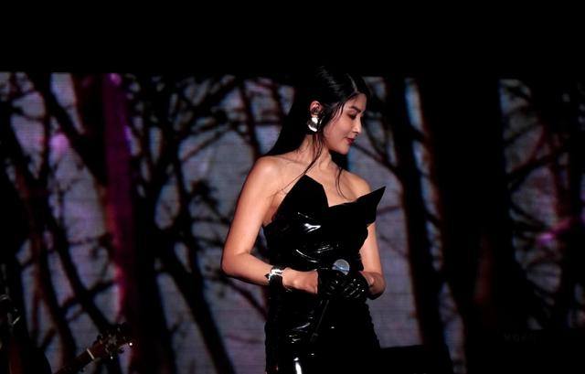 陈慧琳新加坡登台演出，穿一条黑色抹胸裙，50岁了还这么美