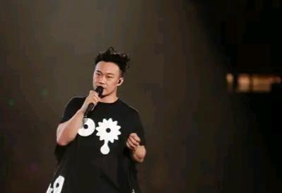 华语乐坛近30年来有哪些歌手可以称得上天王天后?