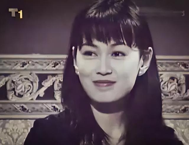 明明是新加坡小姐冠军，却情史不顺屡演配角，40生子甘当单亲妈妈