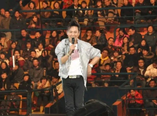 华语乐坛近30年来有哪些歌手可以称得上天王天后?