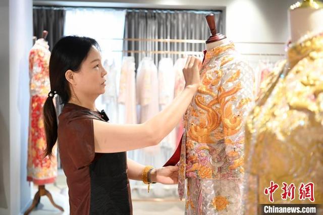香港绣娘内地编织嫁衣梦：金丝银线盘喜气 龙凤褂裙绣情长