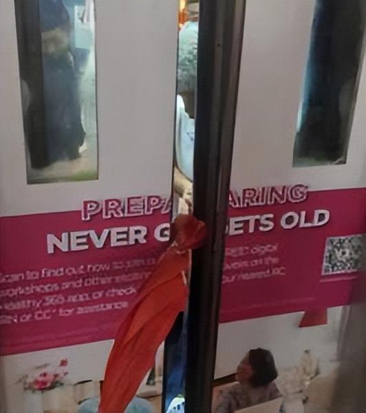 新加坡六男子与1亡灵困于电梯中！魂都快吓飞啊