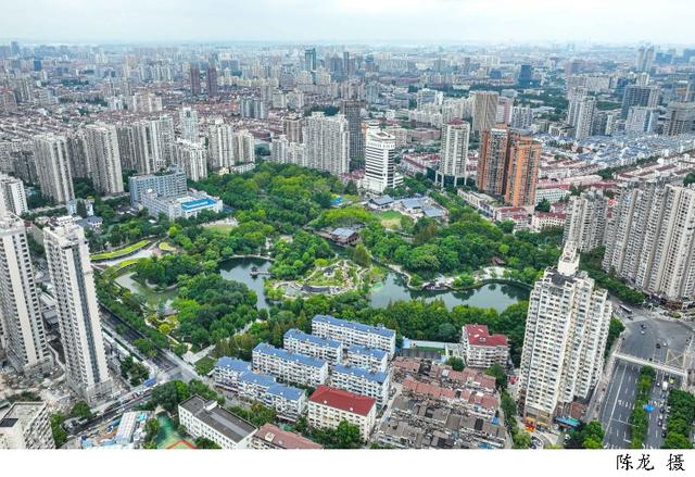 全面提升上海生态软实力，上海资源环境蓝皮书提出哪三个核心要素？