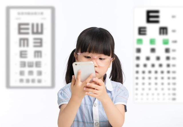 英媒：按当前趋势2050年世界半数人口将近视，是什么导致全球近视危机？