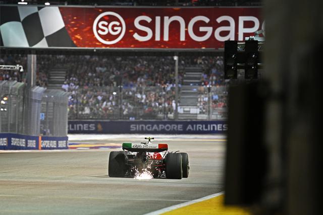 （体育）赛车——F1新加坡大奖赛排位赛：勒克莱尔获杆位