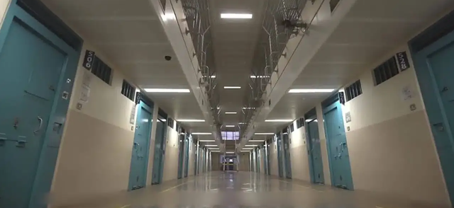 新加坡监狱是什么样？犯人吃饭趴在地上状如狗，不听话就遭受鞭刑