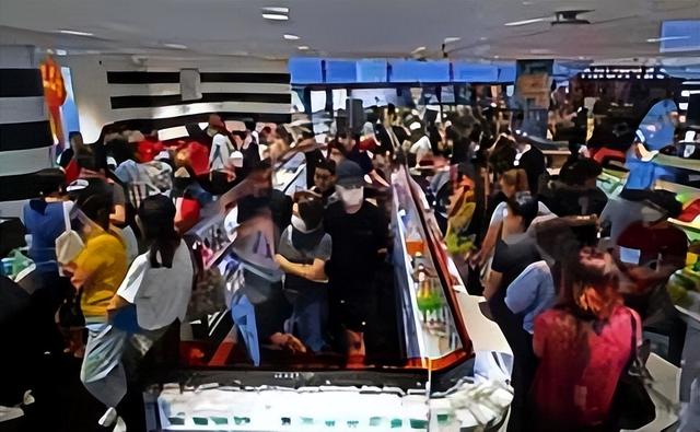 在消费税的刺激下新加坡“黑五”再掀人人人从从众，潮