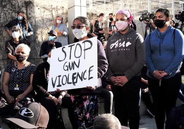 金融时报双语 歧视、枪击、暴力，留学美国还安全吗？