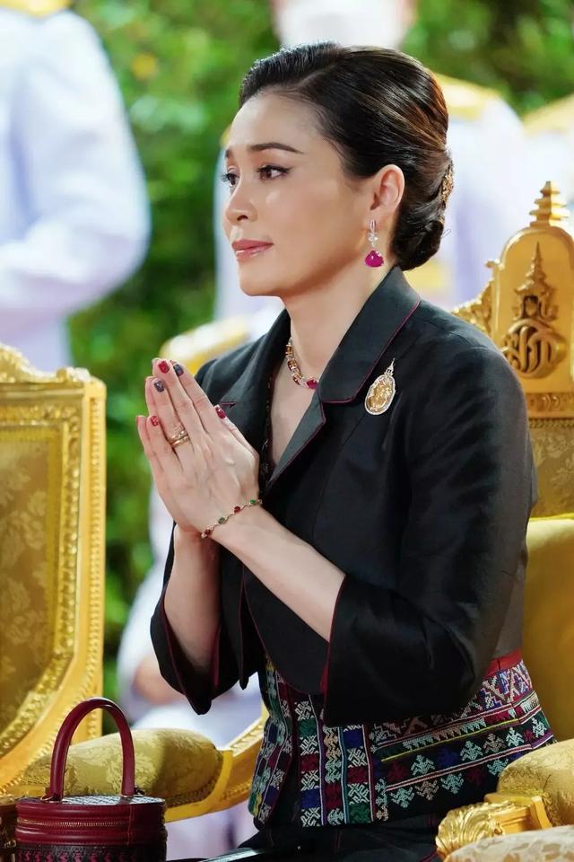 泰国王室相片：诗琳通公主笑容可掬，苏提达王后真是漂亮