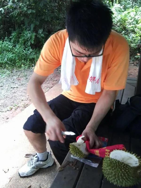 去新加坡最后一个热带雨林乡村乌敏岛采榴莲的遭遇