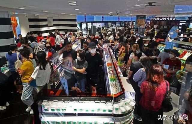 “黑五”旋风来袭 新加坡公众请假抢购商品