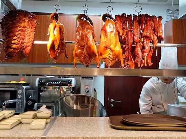 新加坡也有烧腊厨师！有国内挣得多么？一个月能挣多少钱？