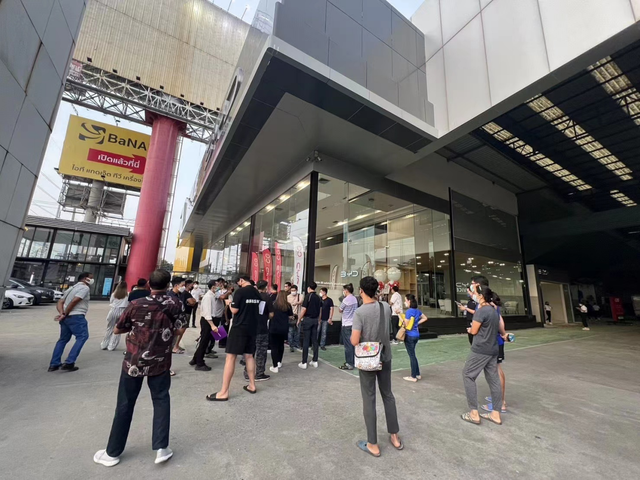 中国电动车在泰国成抢手货？当地华人：凌晨排队买比亚迪还要等叫号