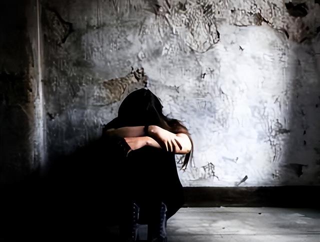 中国技工冒充“穷学生”靠颜值在新加坡骗财骗色，控状多达64项