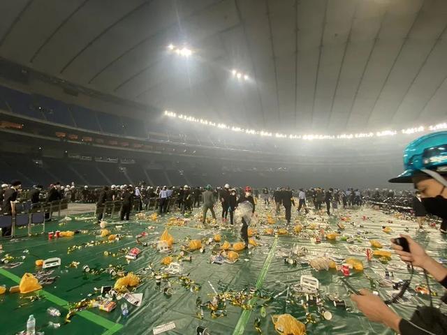 日本球迷看台捡垃圾反遭本国人质疑，输球后举旭日旗“真会装”