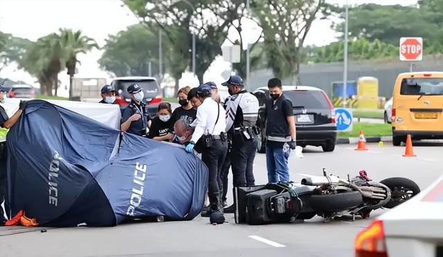 新加坡车祸，中国客工拯救了一个15岁少女和64岁奶奶