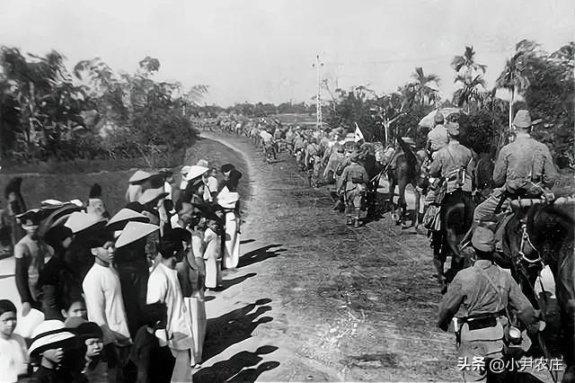 1942年2月三万日军进攻新加坡，最终占领了新加坡俘虏了八万英军