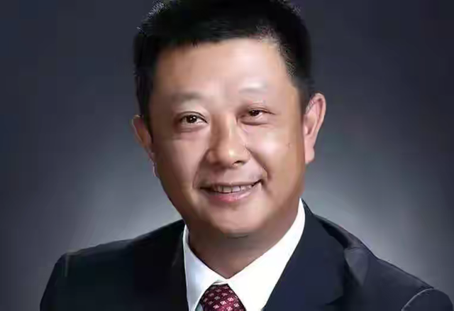 四川电焊工，曾经月薪90元，开火锅店身家190亿，成新加坡首富