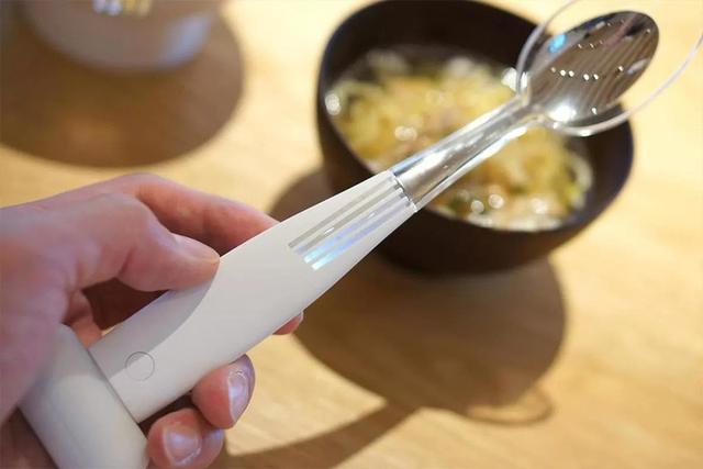 日本发明玩真大：不放盐就有咸味的餐具，舔屏就能尝遍世界美食了