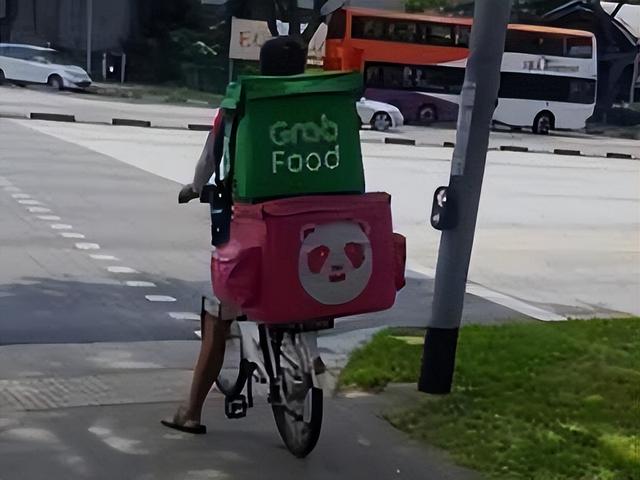 新加坡57岁外卖员抄近道、加速度送外卖被罚款？天理和狠活？