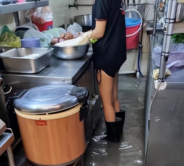新加坡小贩穿防水靴冒触电风险“涉水”炒菜，一人因意外入院