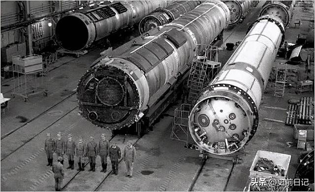 1961英国为阻止香港回归，将48枚核弹瞄准我国，航母进入我国南海