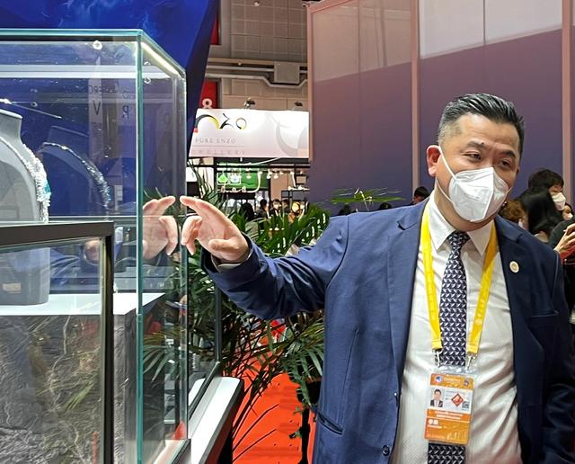 拿下“C位”，这位泰国珠宝商说：进博会就是那温暖世界的春风