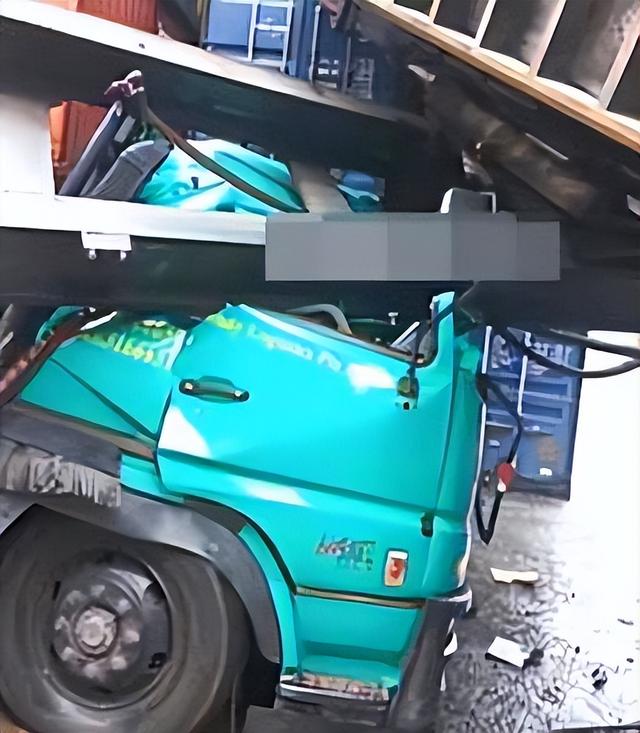 命悬一线！新加坡集装箱货柜从天而降头，司机危难间逃过一劫