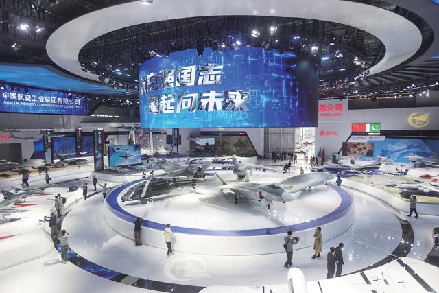 记者雨中探营珠海航展：歼20降落引来欢呼，神秘无人机等待亮相