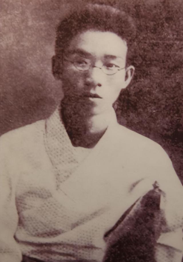 郁达夫为何痴迷貌丑妓女？对妻子不满，留学时被日本女人看不起