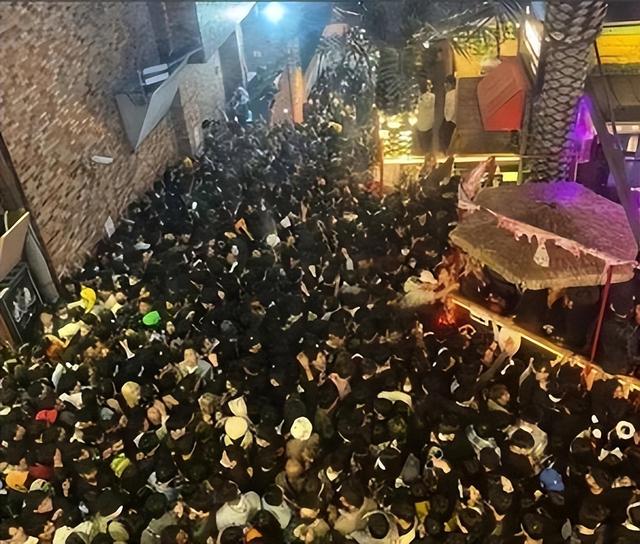 新加坡小哥靠爬墙从梨泰院捡回一命：呼吸困难，就像被淹没了