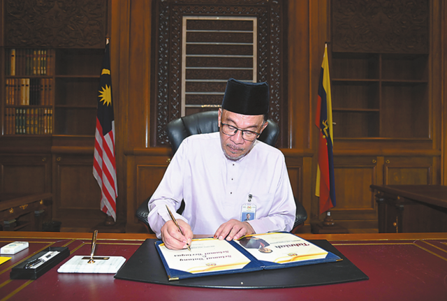 将不使用奔驰豪车，马来西亚新总理安瓦尔“示范”节俭