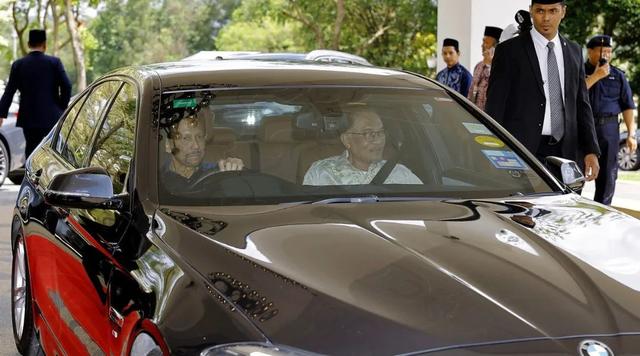 马来西亚大选后首位访马外国领导人，文莱苏丹亲开宝马载安瓦尔