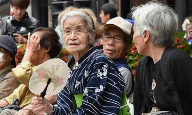 日本97岁高龄司机肇事，撞伤100岁老人
