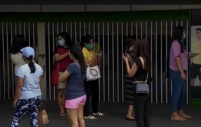 女佣在新加坡街头卖盒饭遭举报申诉：只是分享家乡菜，解思乡之苦