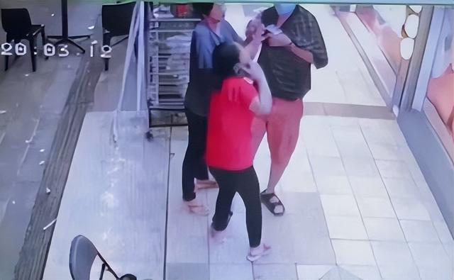 新加坡男子为十块钱怒扯按摩女领班头发，威胁：回中国赚钱去