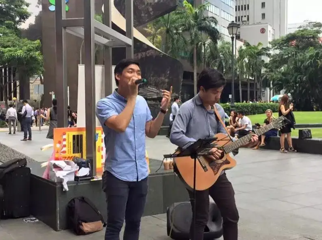 在新加坡唱个歌会面临3个月的牢狱之灾？
