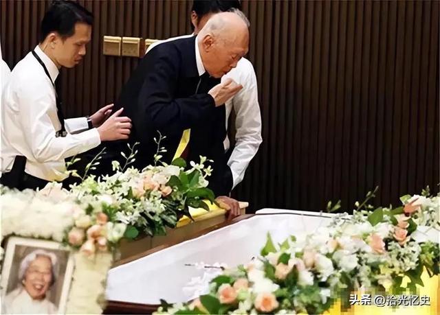 铁血总理李光耀一生落泪两次，一次是新加坡独立，一次是她的葬礼
