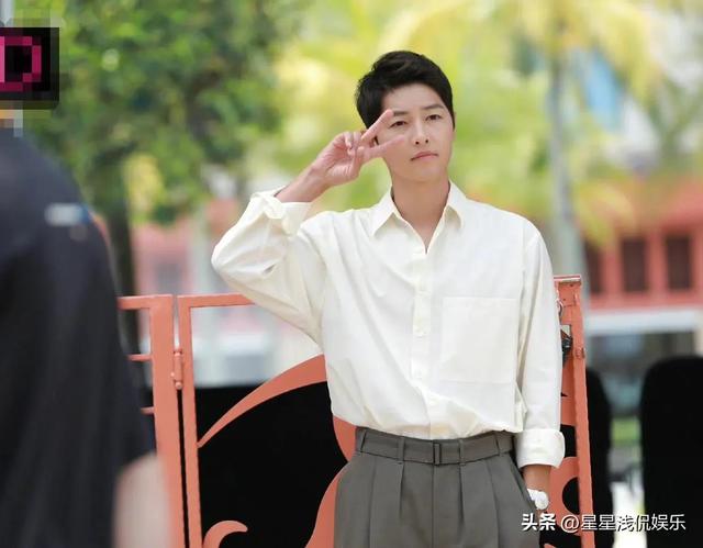 宋仲基新加坡出席活动，穿白色衬衫少年感十足，全程说英文超流利