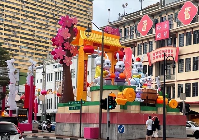 新加坡唐人街新年“兔灯”引吐槽，网友调侃：兔子撒尿