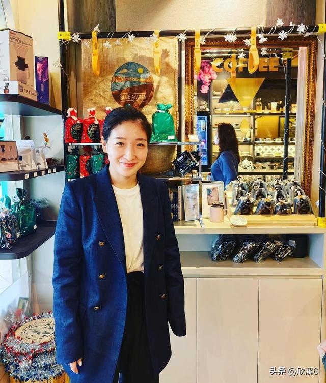 刘诗雯现身新加坡一家咖啡店，拥有新身份的小枣越来越漂亮啦！