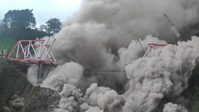 印尼发布塞梅鲁火山爆发最高级别警戒 要求居民勿在火山口8公里范围内活动