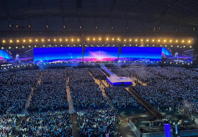 1400㎡，联诚发龙腾LED透明屏点燃五月天新加坡演唱会