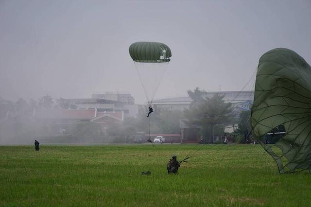 C130密集行动，台岛大规模演练伞降，台媒：疑似新加坡星光部队