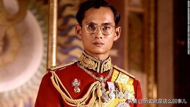 已故泰国国王拉玛九世，是如何从傀儡变成泰国人心中的神的？