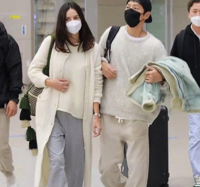宋仲基公司承认其恋情，和美貌英国女性交往，交往已经一年多