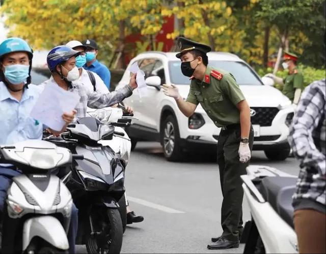 抗住第一波感染高峰冲击，是参考香港或者新加坡，还是越南模式？