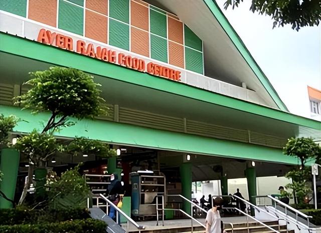 新加坡大妈大巴掌啪啪打老男人脸，直言：他用福建话骂我