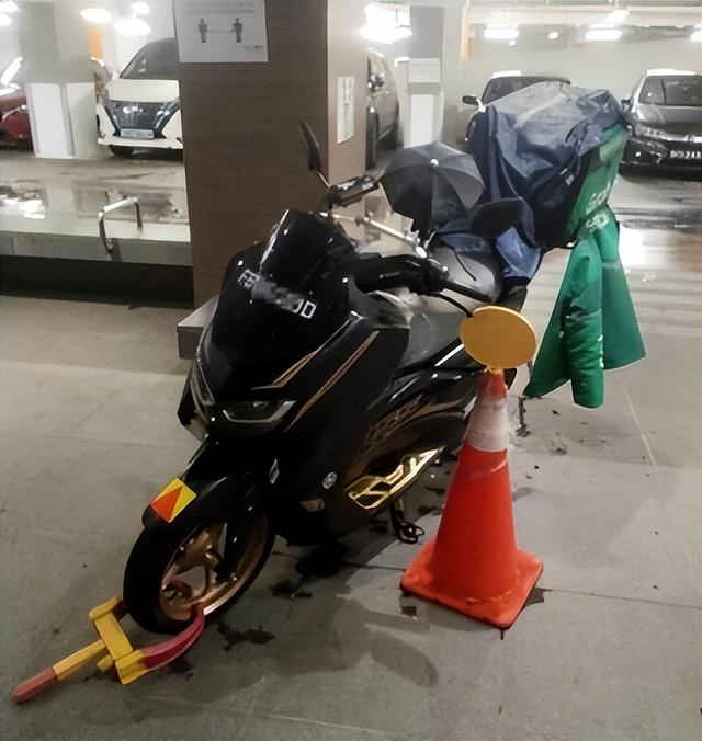 新加坡送餐员乱停送餐车遭锁轮，停车两分钟损失一千多
