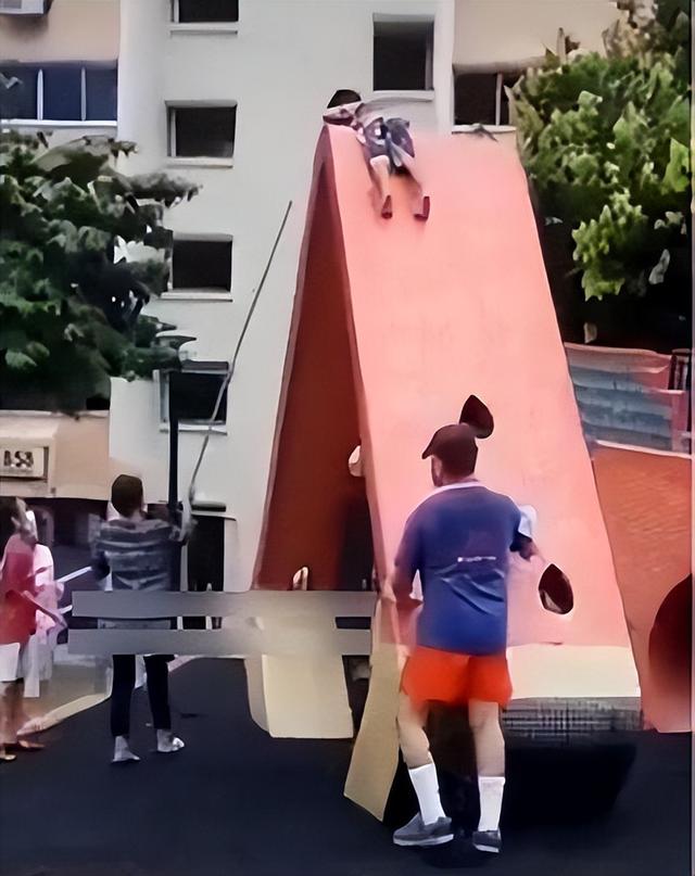 新加坡熊孩子爬“屋顶”呼救，机智家长用竹竿来了个四两拨千斤